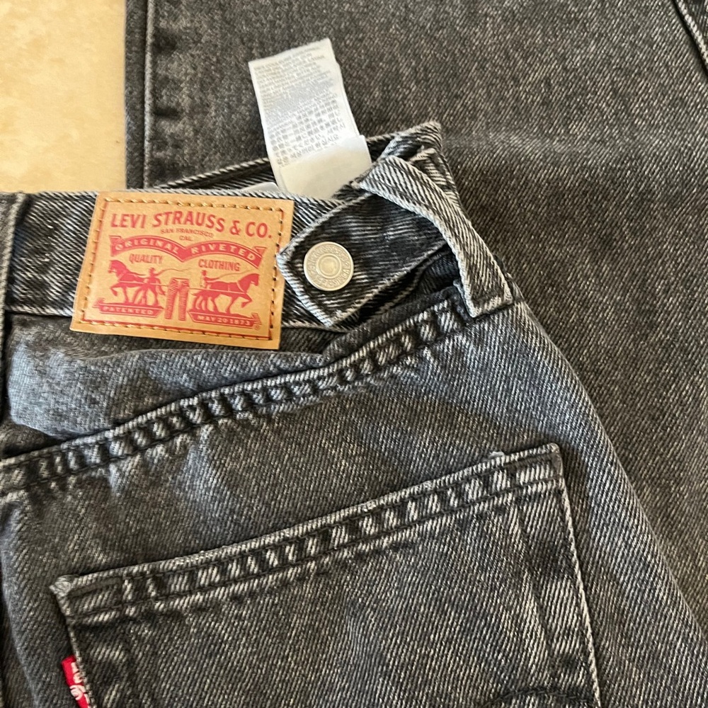 Levi’s Women's cinch barrel Jeans in size 24, 25 , 26 ,27 ,28 , 29, 31 , 32 in - Picture 5 of 6